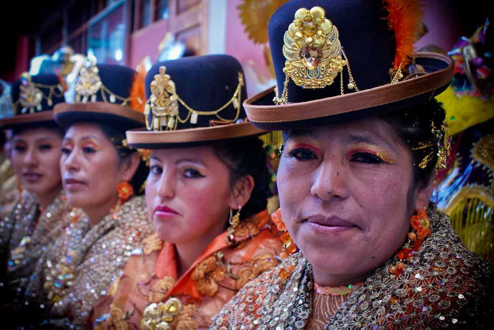 Niña vendiendo periódicos en Bolivia